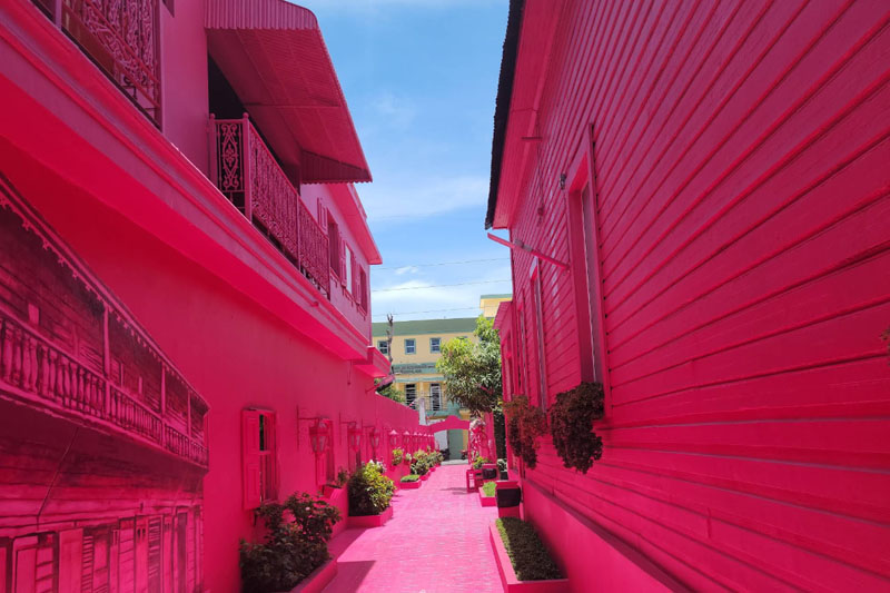 Różowa uliczka w Puerto Plata