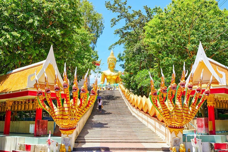 Świątynia Wat Phra Yai w Pattayi